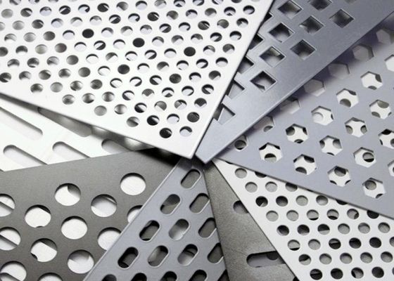 Plaques métalliques perforées personnalisables dans de multiples applications