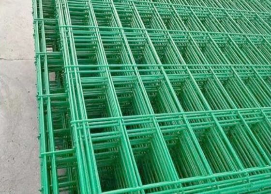 Panneaux de treillis soudés plastifiés pour la protection des chantiers de construction, les clôtures agricoles et de jardin avec résistance à la corrosion