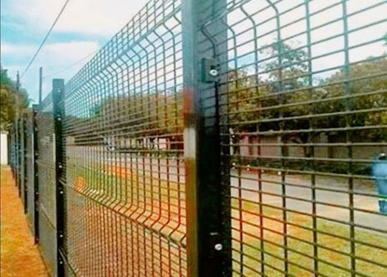 Panneaux de treillis métalliques soudés à trous noirs carrés pour les écoles, faciles à installer