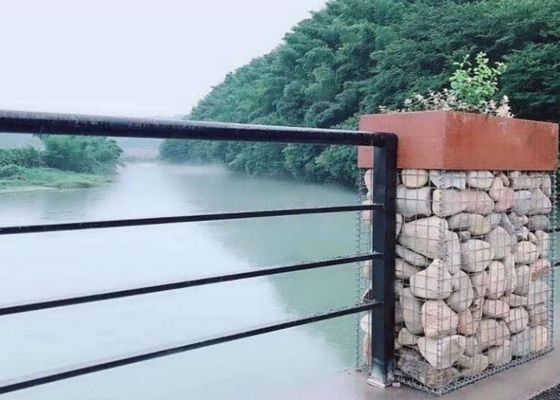 Mesh de fil de fer soudé lourd utilisé comme gabion décoratif dans la construction de paysages