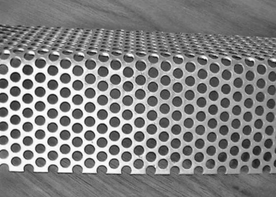 Plaques métalliques perforées personnalisables dans de multiples applications