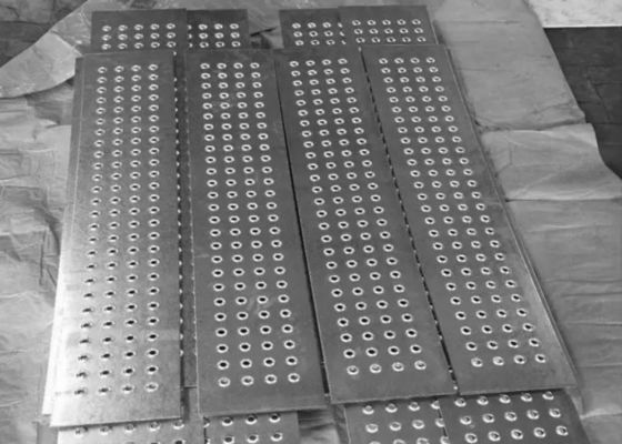 Plaques métalliques perforées personnalisables dans de multiples applications