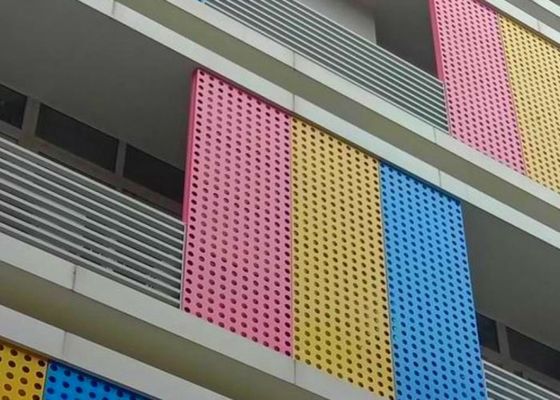 Couche PVC colorée en feuille d'aluminium perforée pour la décoration extérieure des murs