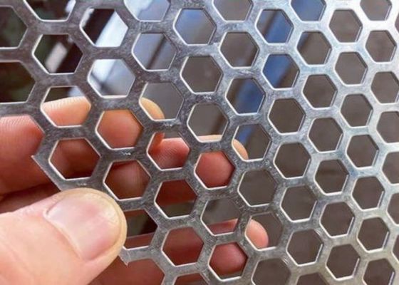 Couche PVC colorée en feuille d'aluminium perforée pour la décoration extérieure des murs