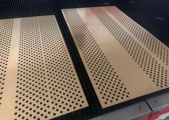 Faisceau métallique perforé sur mesure pour la filtration architecturale