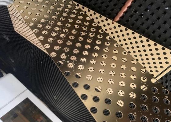 Faisceau métallique perforé sur mesure pour la filtration architecturale