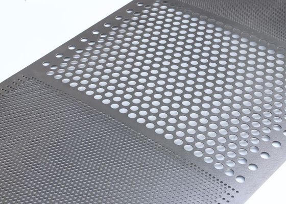 0.7mm feuille d'aluminium perforée blanche avec des trous carrés pour la décoration
