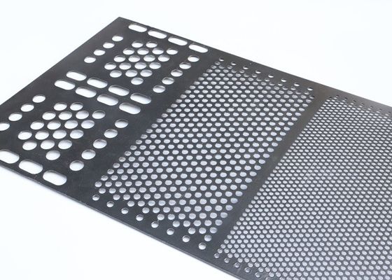 0.7mm feuille d'aluminium perforée blanche avec des trous carrés pour la décoration