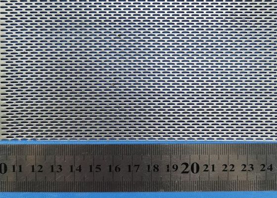 0.7mm feuille d'aluminium perforée blanche avec des trous carrés pour la décoration