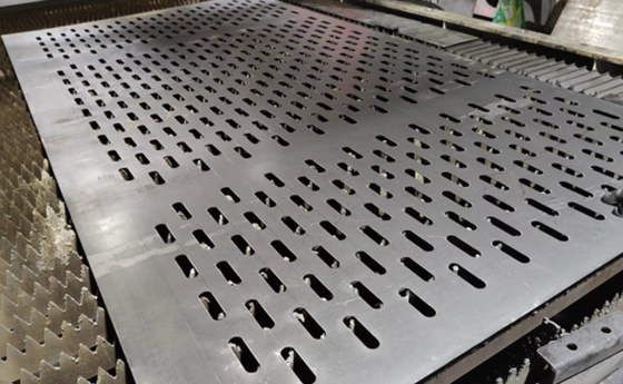 1m*2m/1.22m*2.44m Façade perforée personnalisable avec taille de trou personnalisable