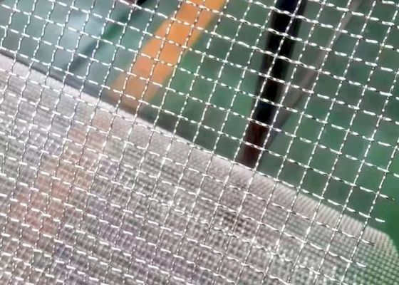 Écran en treillis métallique tissu courbé à sommet plat avec construction résistante aux travaux lourds et résistance à la corrosion