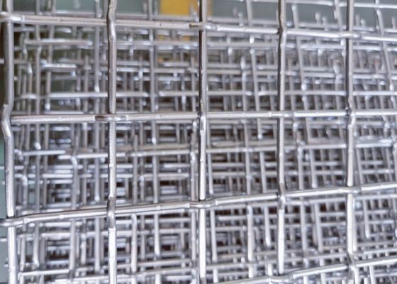 Écran en treillis métallique tissu courbé à sommet plat avec construction résistante aux travaux lourds et résistance à la corrosion