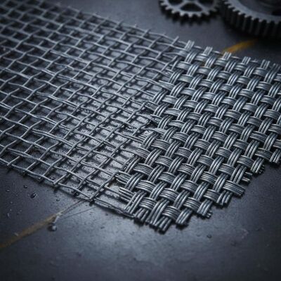 Grillage métallique serti, tamis en fil tissé, conçu avec un tissage uni et un tissage sergé offrant des performances industrielles