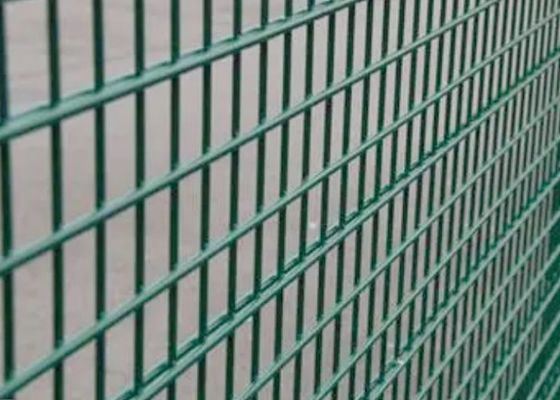 Panneaux de clôture en treillis métalliques soudés revêtus de plastique Résistance à la corrosion 2 courbés