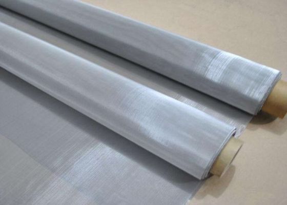 Grille en fil métallique tissé disponible en sept types de tissage offrant des options pour différentes propriétés mécaniques et efficacités de filtration
