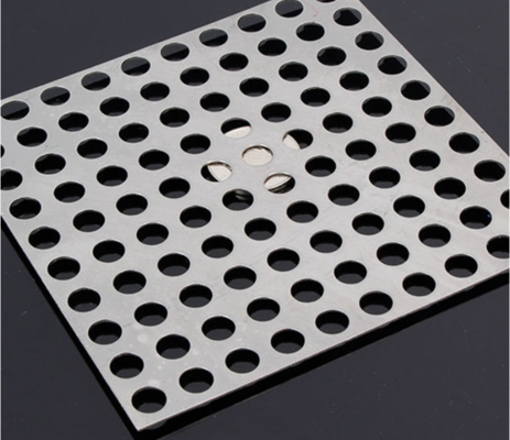 Forme de trou personnalisée Plaque métallique perforée en acier inoxydable Résistance à la traction ≥ 500 MPa